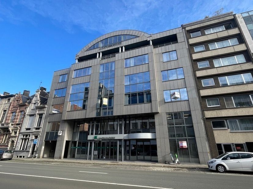 458m² kantoorruimte op 2de verdieping (uitbreidbaar tot 808m² kantoren)<br />
Ligging: aan de oprit E19, langs de singel<br />
Specificaties: ingedeel