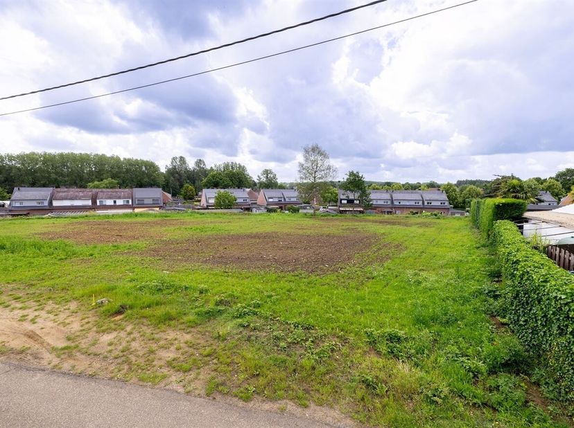 Rustig gelegen, zuidgerichte bouwgrond voor open bebouwing van 1081m² (lot 1). Gelegen te Ramsel met alle faciliteiten in de onmiddellijke omgeving. D