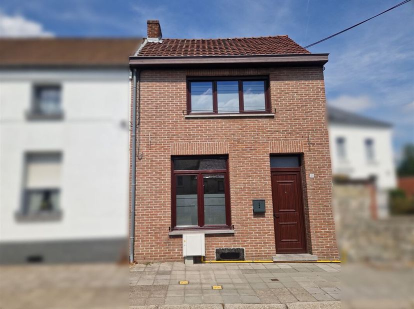 Mooi huis met tuin, gelegen in het hart van Stambruges, vlak bij alle voorzieningen.<br />
De woning, met een oppervlakte van ongeveer 75 m² (exclusie
