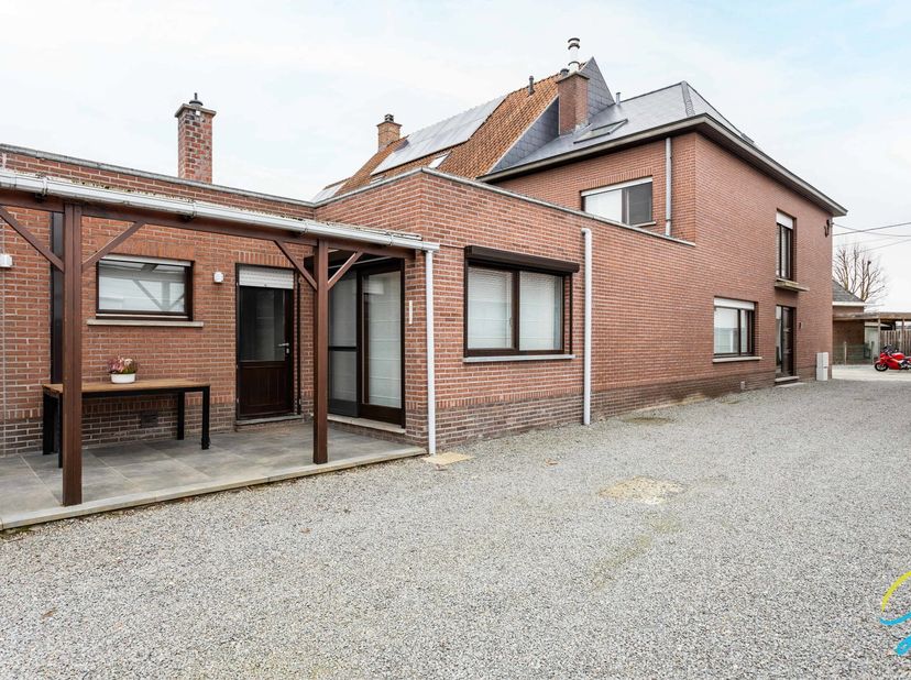 Ruime, energiezuinige woning met grote loods van maar liefst 220m²<br />
Deze veelzijdige eigendom biedt een ideale combinatie van comfortabel wonen e