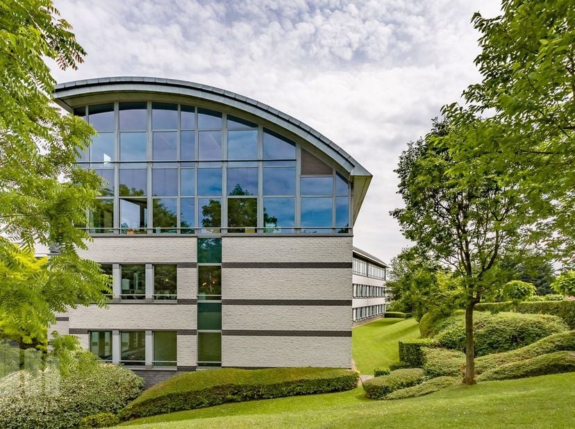 Bureaux de 250&amp;nbsp;m² à louer. Stratégiquement situés à seulement 2 minutes du R0 (sortie Jette), avec une excellente connexion à l'E40. Le site est