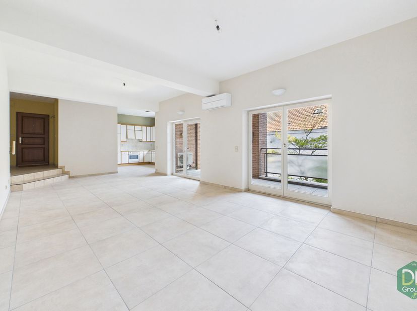 Situé au 1er étage avec ascenseur, cet appartement se compose d'un hall d'entrée desservant un grand séjour de +/- 51 m² avec cuisine ouverte, équipée