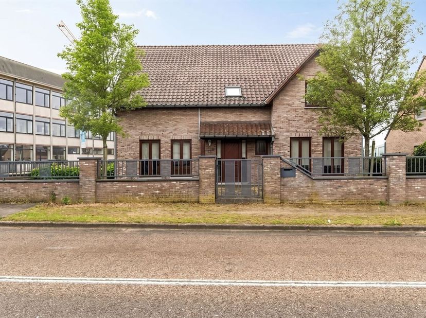 Ruime en instapklare gezinswoning met 6 slaapkamers op een perceel van 778 m²<br />
Bij het betreden van de woning komt u terecht in een ruime inkomha