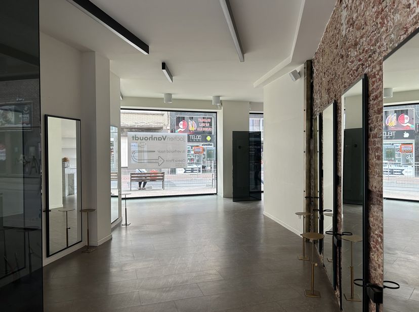 Local commercial à vendre/à louer situé au 41, Jezusstraat. Avec une large façade sur la Jezusstraat et la Lange Nieuwstraat, ce bien bénéficie dune e