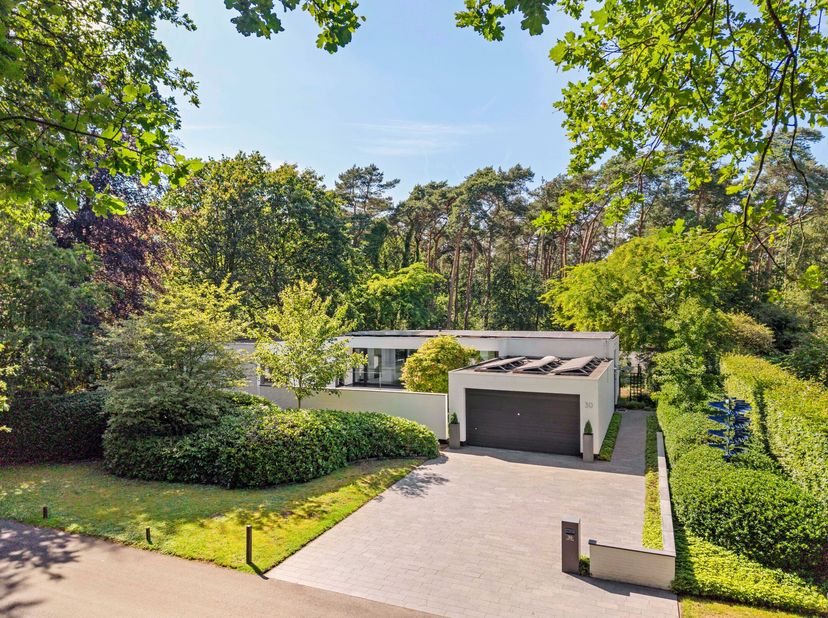 In de Europese Wijk te Mol bevindt zich deze charmante gelijkvloerse architectenwoning op een perceel van 1.560 m². Dankzij de aangename lichtinval, p