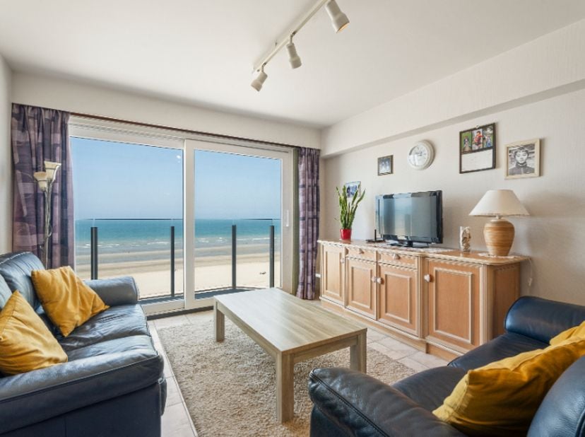 ,APPARTEMENT confortable et aménagé avec gout, au 8e étage avec une vue mer extraordinaire. Entrée, salon épuré donnant&amp;nbsp;<br />
<br />
Appartement