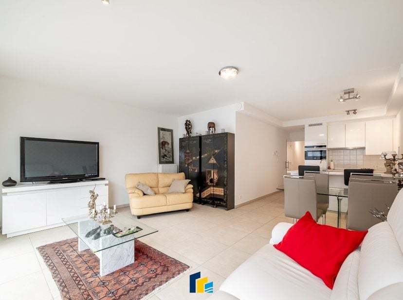 Op de zesde verdieping van de recente residentie Gaultier II (2017) bevindt zich dit uitstekend onderhouden appartement met twee slaapkamers. Het appa