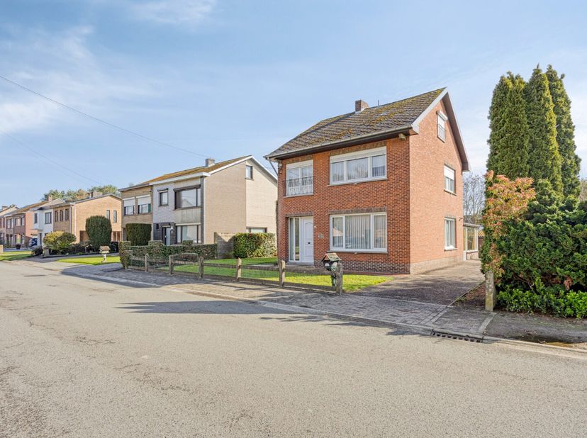 Op een rustige ligging in de straat Gemeenteheide te Geel vinden we deze te renoveren eigendom terug. Dankzij zijn centrale doch rustige ligging zijn