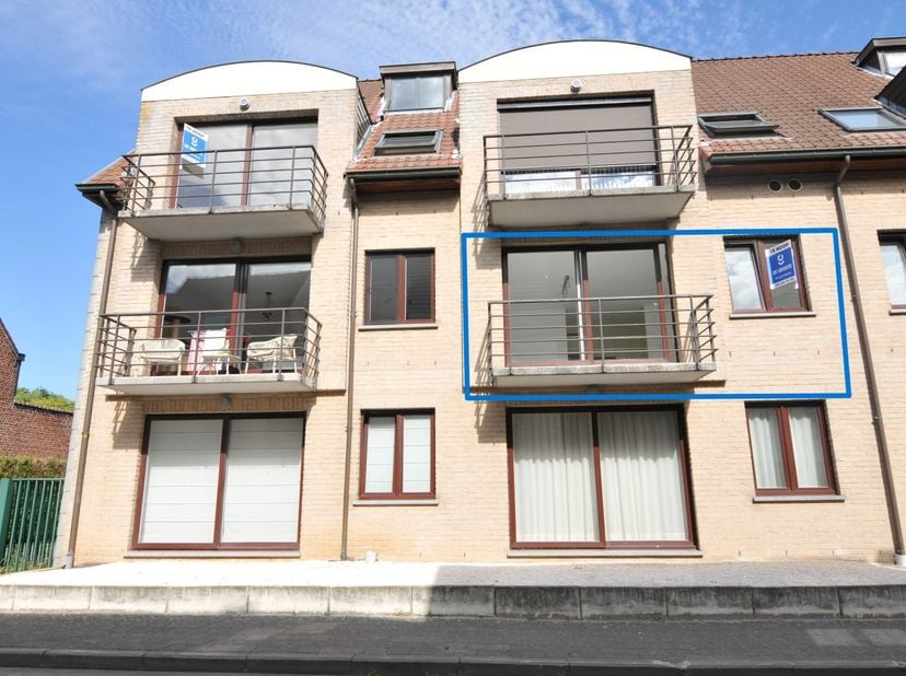 Découvrez cet appartement entièrement rafraîchi et prêt à emménager de 72 m², idéalement situé dans le centre d’Avelgem.<br />
Cet appartement contemp
