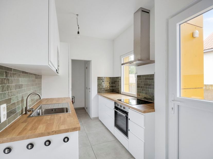 Deze gerenoveerde woning bevindt zich op een goede locatie! Op korte fiets- en/of wandelafstand van bushalte, scholen, bakker, Lindenbos, Leuven centr