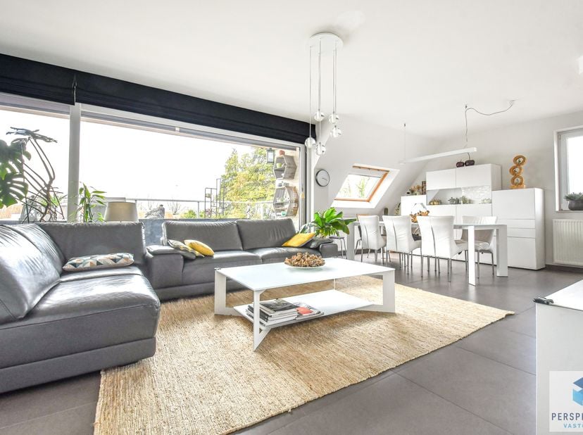 In Beernem bevindt zich dit ruime duplex-appartement van 111 m², gelegen op de derde verdieping van een kleinschalige residentie.<br />
Grote lichtrij