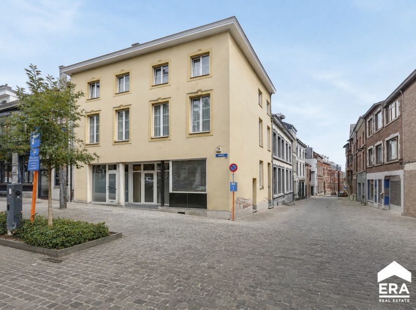Karaktervolle woning bestaande uit 2 handelsruimtes en een apart bereikbaar woongedeelte met 4 slaapkamers, gelegen in het centrum van Tongeren.Deze w