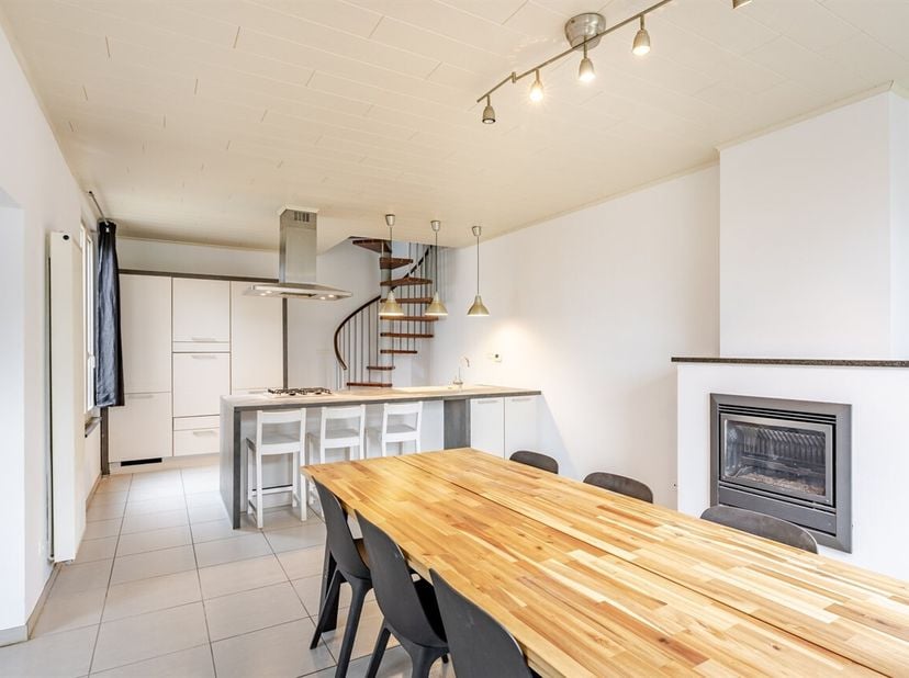 Deze instapklare woning is rustig gelegen in Hofstade en wordt omringd door groen, wat zorgt voor een aangename en rustige woonomgeving.<br />
Bij het
