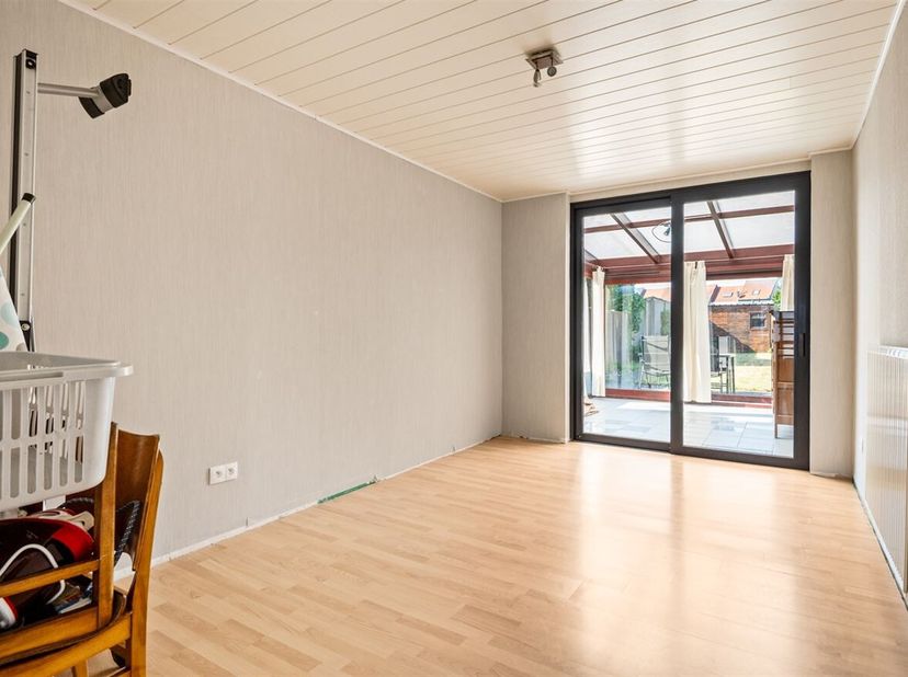 Charmante bel-etage met 2 slpk en ruime tuin in Merksem!<br />
Deze op te frisse woning is rustig en gunstig gelegen in een residentiële wijk. Verschi