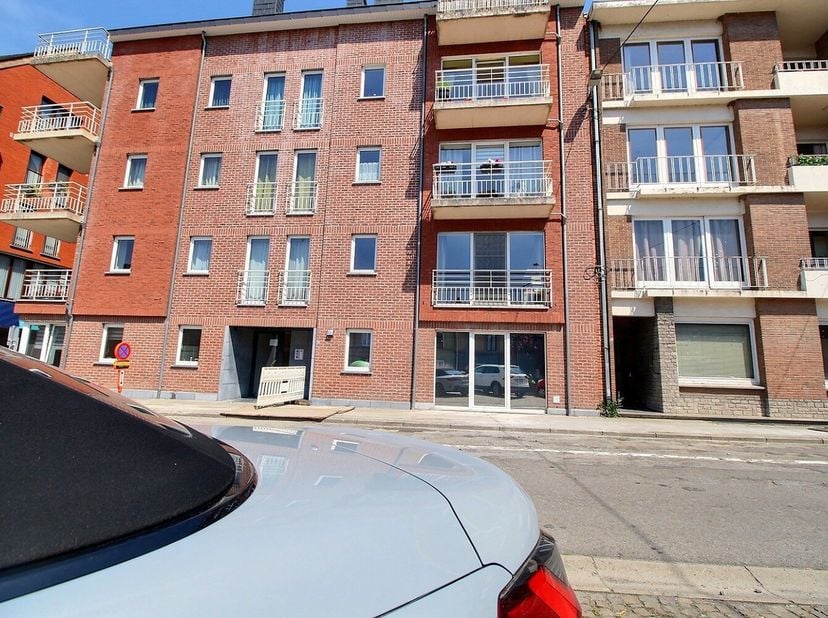 Appartement idéalement situé en plein centre d'Andenne, proche de toutes les commodités et à 10 minutes de l'autoroute. Le bien comprend deux chambres