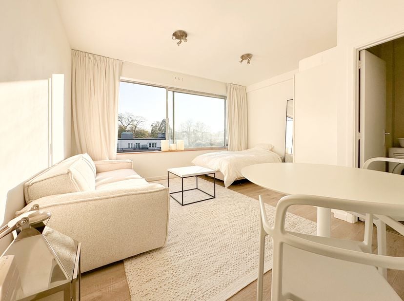 Idéalement situé à deux pas du Bois de la Cambre, au 7ème étage d'un bel immeuble, superbe studio meublé d'une superficie de +/- 31m2. Il offre un trè