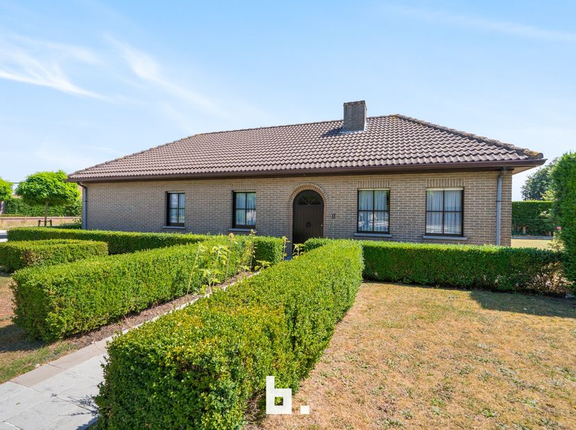 Schrijf u in voor het bezoekmoment via Bricx.be op woensdag 5augustus van 16u tot 17u.Deze alleenstaande villa is omgeven door  een volledig aangelegd