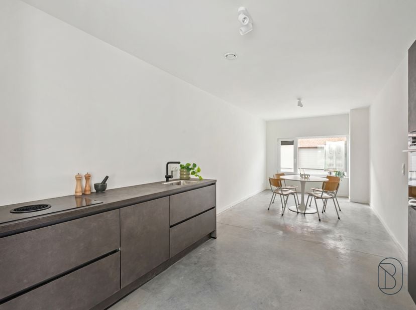 Op een toplocatie bevindt zich deze smaakvol gerenoveerde rijwoning die comfort, ruimte en energiezuinig wonen perfect combineert. De woning beschikt