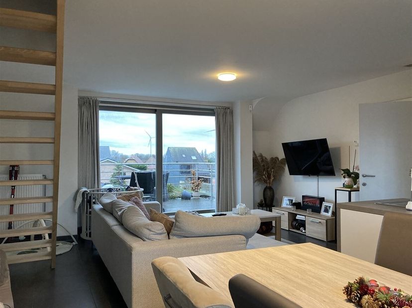 Instapklaar duplex-appartement (88m²) op de 2e en 3e verdieping<br />
Ligging: <br />
Het appartement is gelegen in Brecht. <br />
Indeling: <br />
In