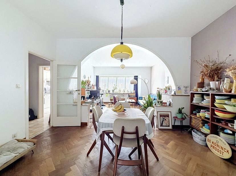 WE INVEST Ixelles vous invite à découvrir ce bel appartement idéalement situé rue des Hellènes, à 2 pas du cimetière d'Ixelles, dans une rue calme, d'