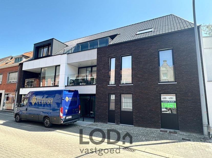 In de Torhoutsestraat 13 bus 002 te Ruddervoorde bevindt zich dit nieuwbouw gelijkvloers appartement met moderne afwerking. Het appartement geniet van