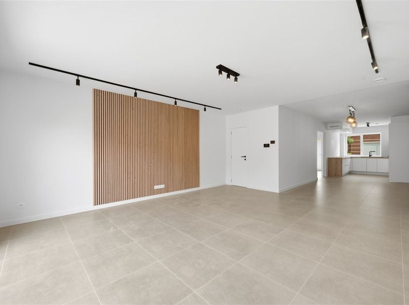 In een stille éénrichtingsstraat (gratis parkeren), recht tegenover een rusthuis, ligt deze instapklare woning, waarvan de gevel is afgewerkt met witt