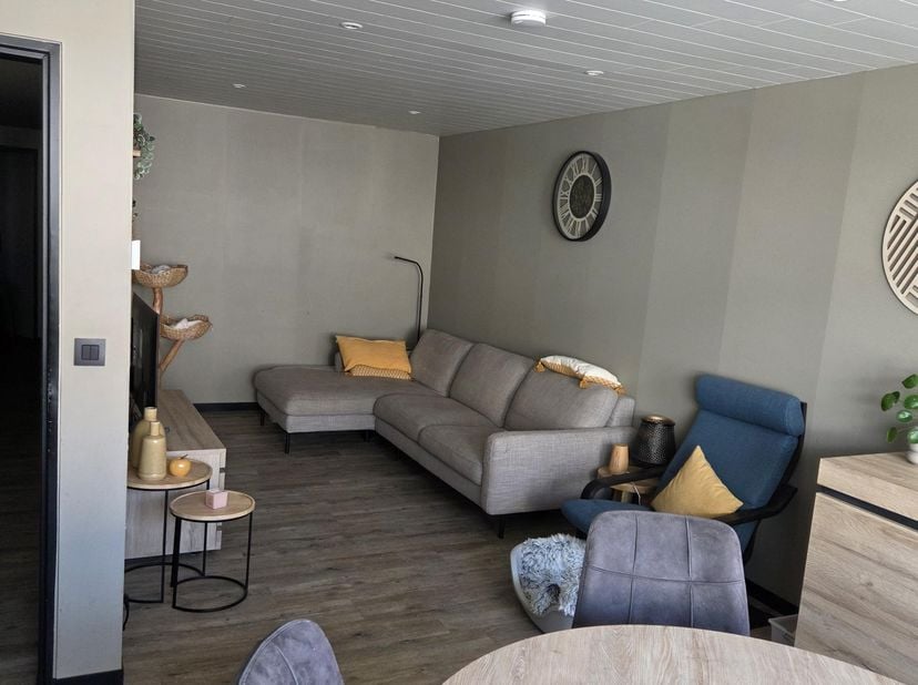 Appartement met 2 slaapkamers op de eerste verdieping. EPC A, ruime berging, 2 terrassen, kelder, mogelijkheid tot huren van een garage achter het geb