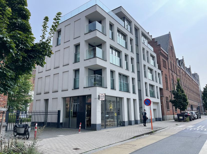 BEZOEK ENKEL AANVRAGEN VIA IMMODAVINCI.BE<br />
Ligging:<br />
Deze prachtige horeca ruimte is gelegen aan de Oude Houtlei in Gent, een uitstekende lo