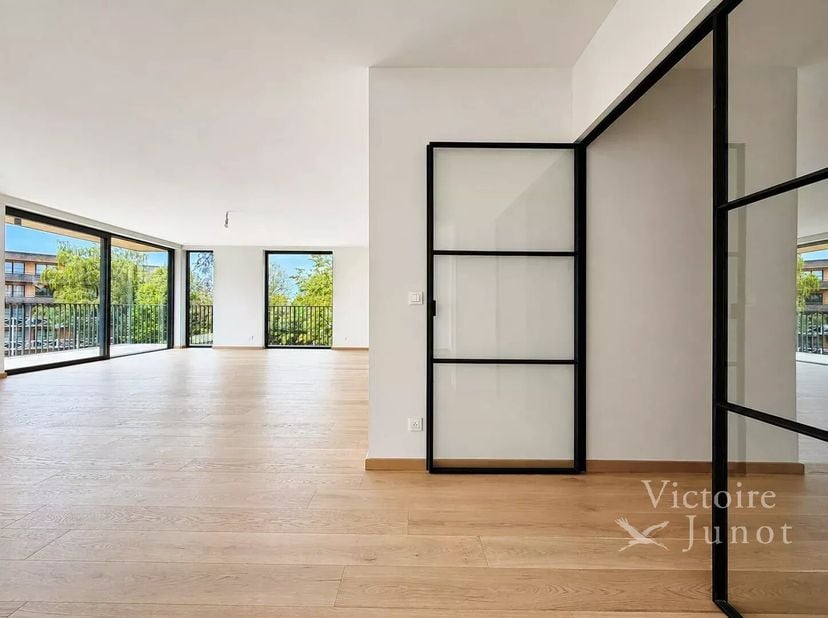 Bien présenté par Guillaume Letellier - 02 777 15 23 - guillaume.letellier@victoire.be<br />
Victoire Junot vous présente ce superbe appartement neuf
