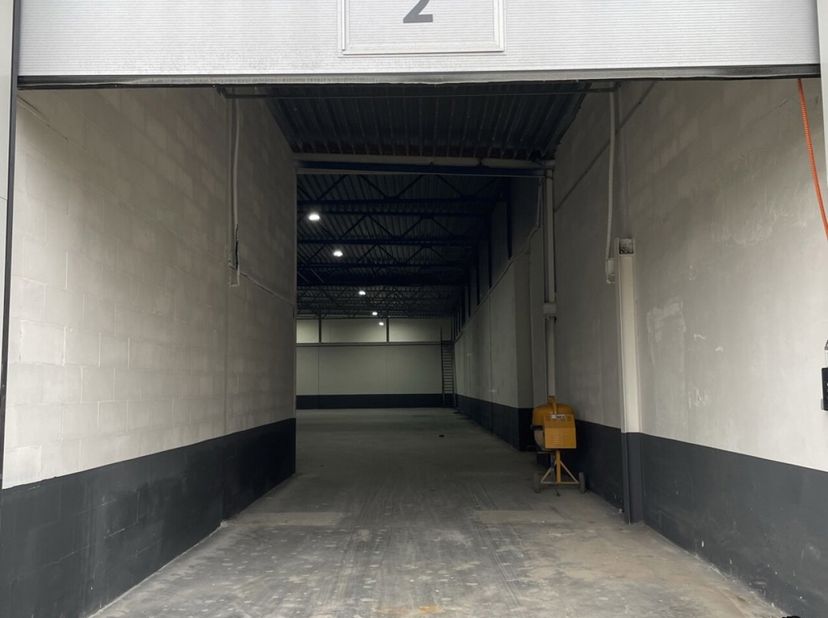 unit 2 van 1180 m² is gelegen in een verzorgd en beveiligd complex.<br />
- 1180 m² privatieve opslagruimte<br />
- Sectionaalpoort + aparte toegangs