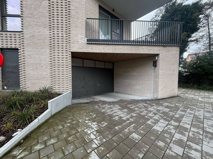 Vous recherchez une place de parking sûre et accessible à Neder-over-Heembeek ? À l'Oorlogskruisenlaan 84, nous proposons des parcelles spacieuses à v