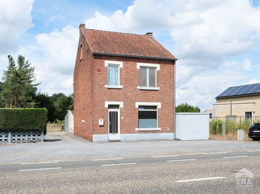 Vrijstaande woning op een royaal perceel van 16a37ca, vlak bij het centrum van Zonhoven Troeven: + Heel goed onderhouden en solide woning + PVC Ramen
