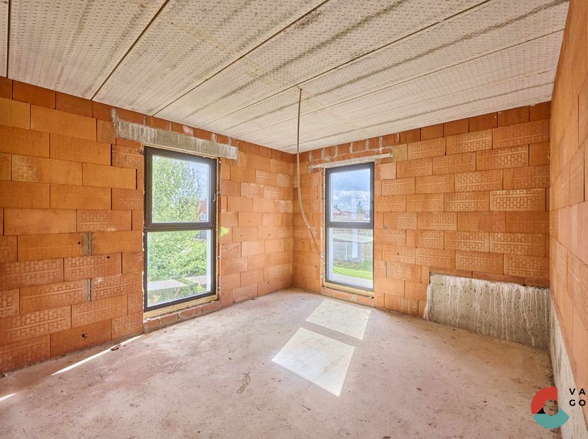 In een rustige, doodlopende woonstraat vlak bij het centrum van Hechtel bevindt zich deze moderne open bebouwing (lot 7). De ligging combineert rust m