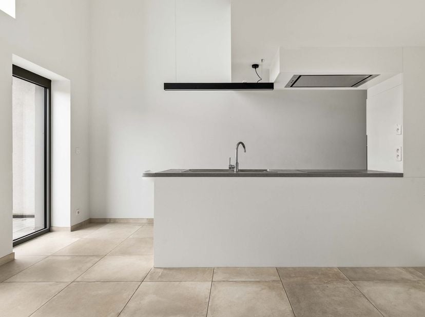 Deze recente woning (2019) is gelegen in de rustige en aangename wijk Koklenberghof, midden in het centrum van Sint-Niklaas. Het biedt de perfecte com