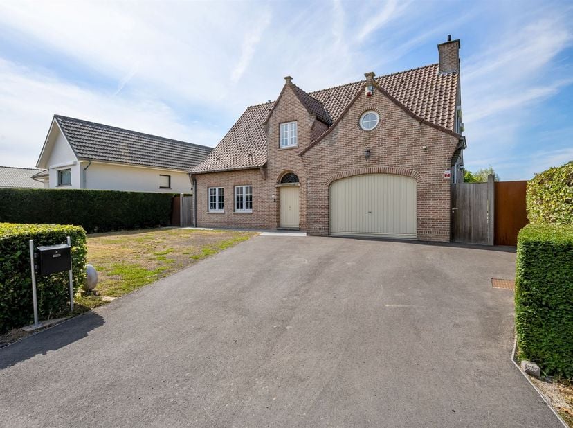 Op zoek naar een ruime, perfect onderhouden familiewoning op een rustige locatie in Oudenaarde? Deze instapklare woning combineert ruimte, comfort en