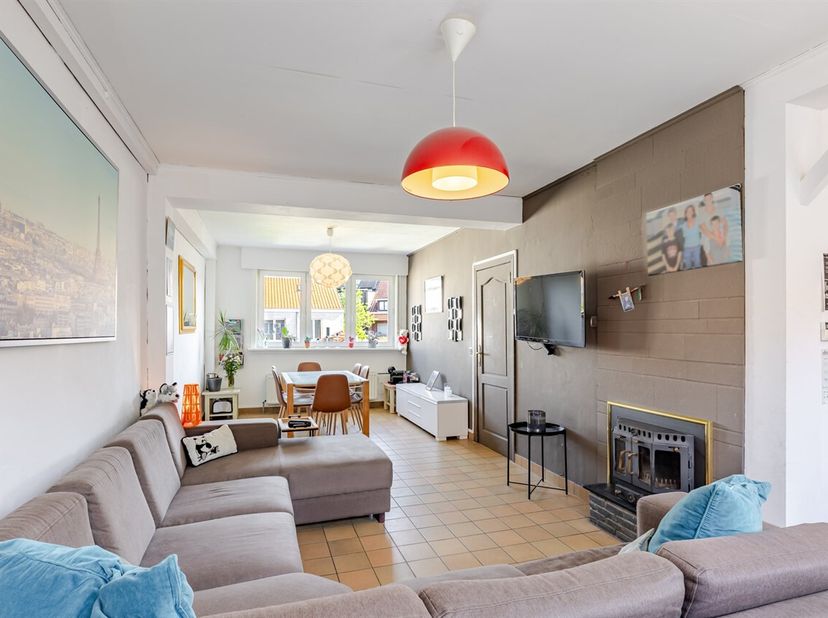 Deze zeer ruime en uitstekend onderhouden gezinswoning, gelegen in een rustige straat in Oostende, biedt een uitzonderlijk woonvolume van ongeveer 225