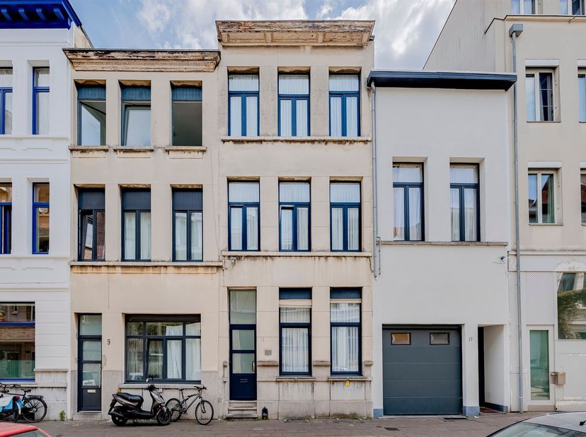 Deze karaktervolle woning in Borgerhout is zeker een bezoek waard. Met een bruikbare vloeroppervlakte van 198 m² (cfr. EPC) beschikt deze woning over