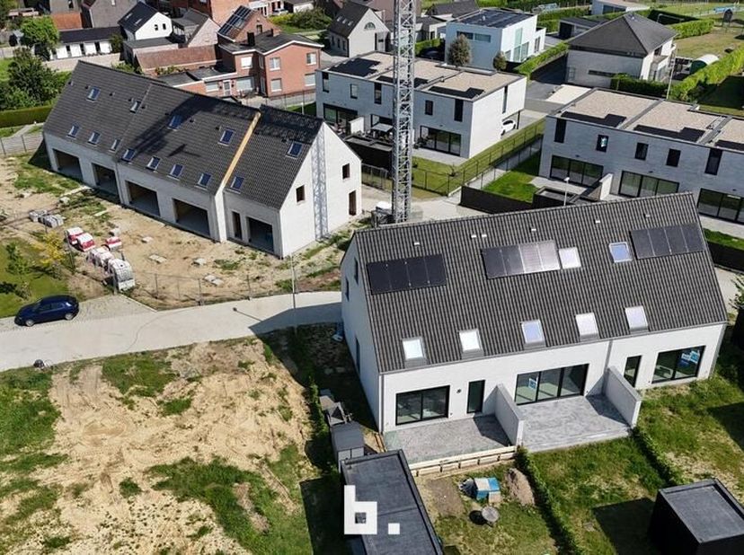 OPENDEUR: Nu zaterdag van 11u-12u<br />
In het prachtige en rustige nieuwbouwproject "ZANDEPARK" te Hansbeke bieden wij u deze stijlvolle en ruime won