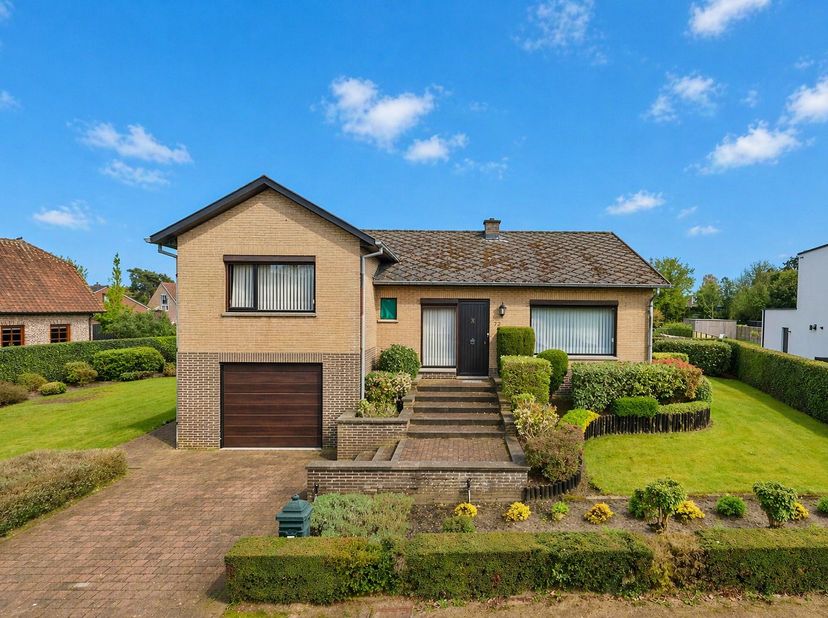 Bent u op zoek naar een woning met potentieel vlak bij het centrum? Dan is deze centraal gelegen split-level woning zeker een bezoek waard!<br />
<br