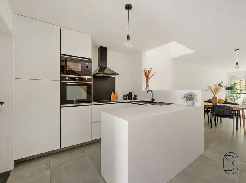 <br />
Stijlvol wonen in hartje Avelgem! Mooie nieuwbouwwoning met 3SLK, 2BDK en tuin! Centraal gelegen in de nabijheid van scholen, winkels en openba