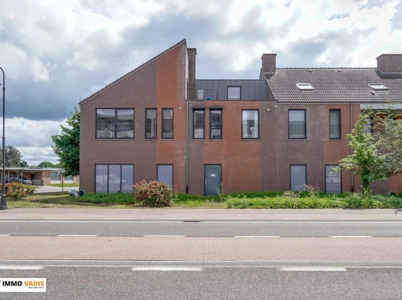 Op een gunstige ligging in Heusden-Zolder bevindt zich deze ruime duplexwoning aan de Kruiswegstraat 2 bus 11. Dankzij de praktische indeling, het aan