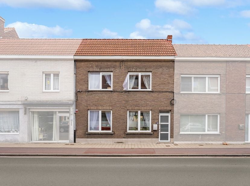 Deze woning is gelegen in de Lourdesstraat te Oostakker, een rustige en aangename woonomgeving met een vlotte verbinding naar Gent en de belangrijkste