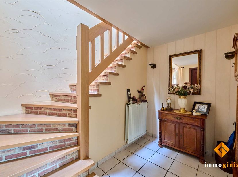 Deze zéér ruime woning met 3 à 4 slaapkamers en 2 badkamers is gelegen op een mooi perceel van 6a00ca in een rustige, kindvriendelijke omgeving. <br /
