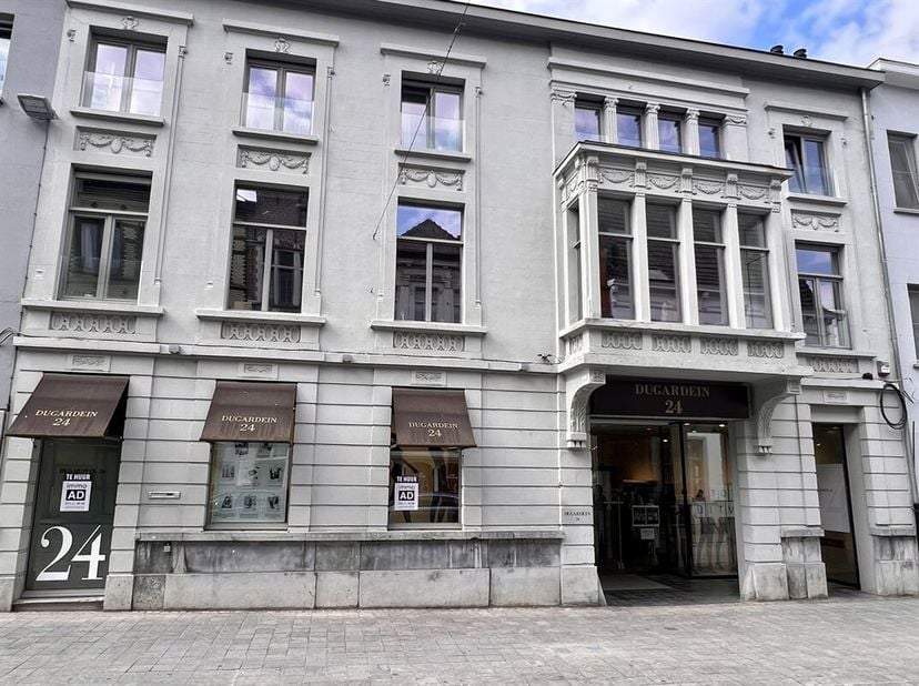 Ce commerce de caractère allie cachet, espace et fonctionnalité et se prête parfaitement à lexploitation dun magasin, dun bureau ou dun cabinet profes