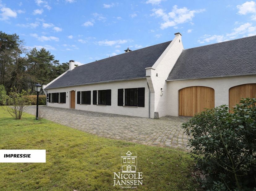 Deze gelijkvloerse charmante woning biedt zeer veel mogelijkheden voor wie op zoek is naar een woning met eventueel praktijk aan huis.  Ook als ruim g