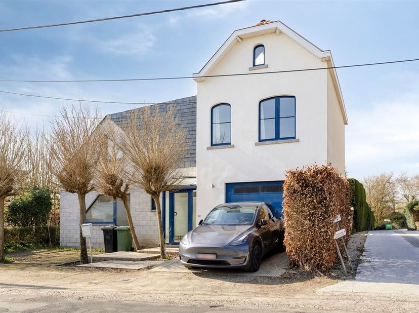 Prachtig gerenoveerde villa op een ruim perceel van +/- 33 are te Jezus-Eik. De villa omvat een bewoonbare oppervlakte van +/- 250 m² met: ruime inkom