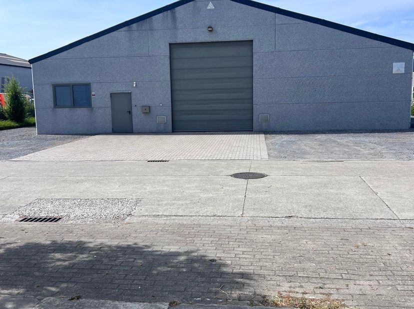Magazijn bestaande uit 3 aaneengeschakelde loodsen, elk met hun eigen toegangspoort.<br />
loods 1 : 363 m2<br />
loods 2 : 298 m2<br />
loods 3 : 68