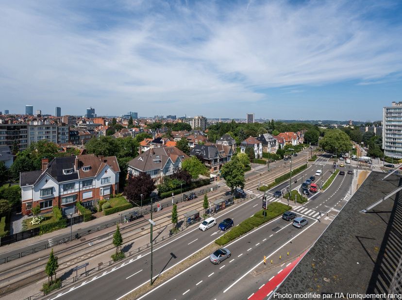 SCHAARBEEK, op een steenworp van het Josaphatpark en het Meiserplein, prachtig PENTHOUSE (2 slpk./1 badk.) met een bewoonbare oppervlakte van 125 m²,