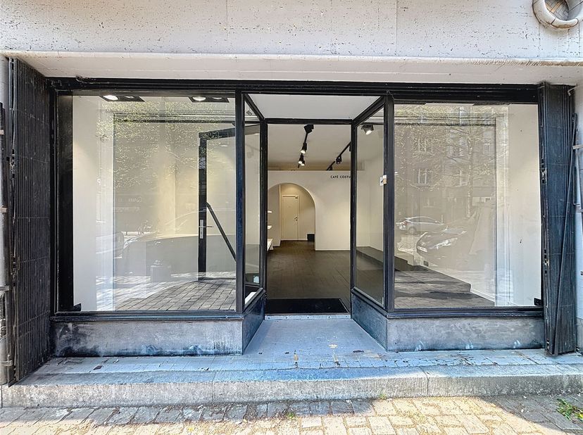 Dansaertwijk (Vismet) - winkelruimte van +/- 50 m² ideaal gelegen in het hart van Brussel<br />
<br />
Begane grond<br />
Een commerciële ruimte va
