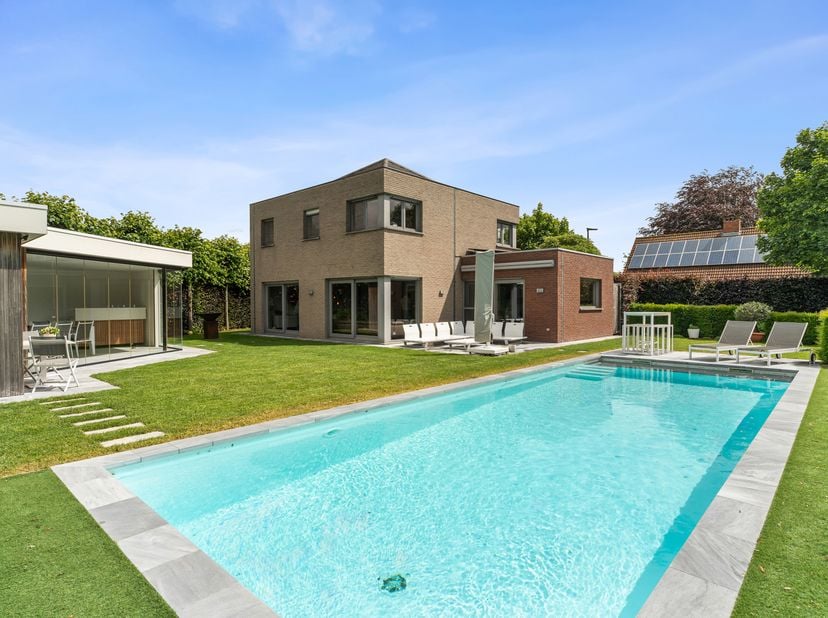 Bent u op zoek naar een ruime, perfect onderhouden woning met tal van mogelijkheden? Dan is deze instapklare woning gelegen aan de Aststraat 55 te War